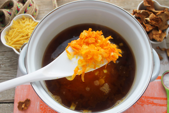 суп с сушеными грибами, картошкой и вермишелью рецепт фото 9